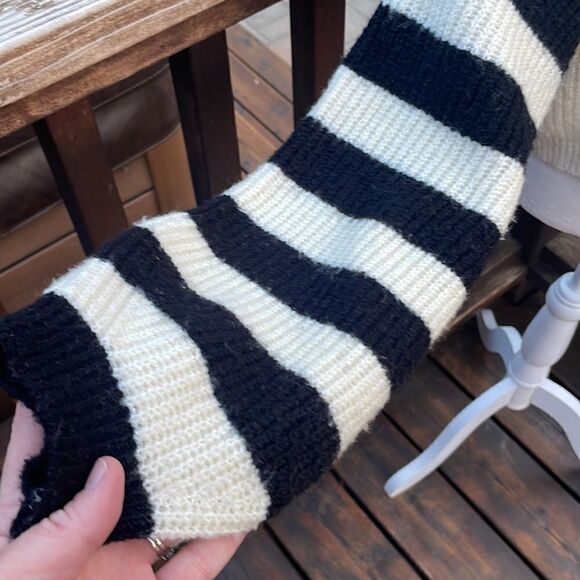 Truly, madly, deeply sweater - Picture 3 of 13